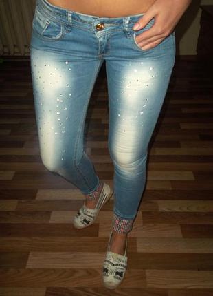Шикарные джинсы со стразами и подворотами
