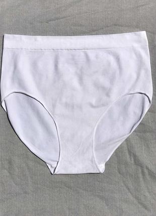 Білі безшовні підтримують труси