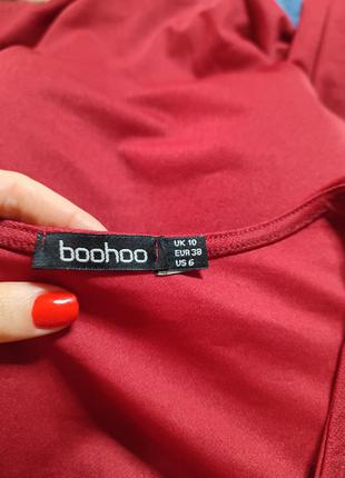 Boohoo платье красное бордо с длинным рукавом открытыми плечами с переплётом8 фото