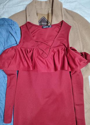 Boohoo платье красное бордо с длинным рукавом открытыми плечами с переплётом6 фото