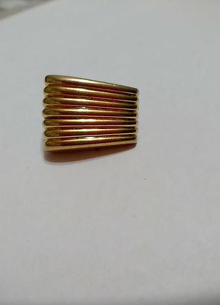 Napier. одиночная клипса с эмалью в золотом цвете.