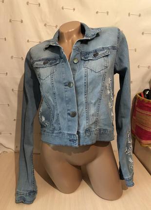 Стильная джинсовая куртка укороченная с вышивкой