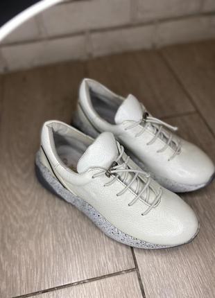 Белые лаковые кроссовки2 фото