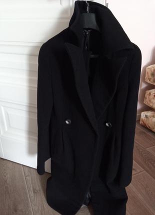 Фирменное теплое пальто черного цвета