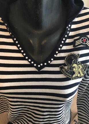 Футболка с капюшоном и стразами