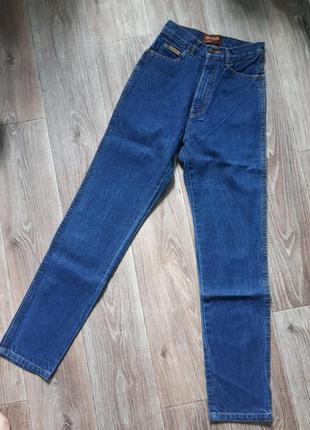 Фирменные джинсы на талии небольших размеров.2 фото