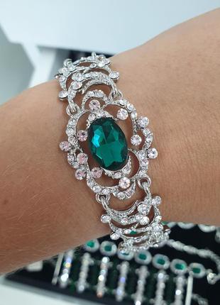 Браслет с зеленым камнем