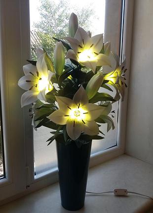 Светильник белые лилии.