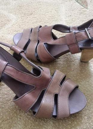Шикарні босоніжки clarks, 39р.