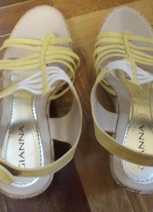 Жовті босоніжки на корковій танкетці, платформі