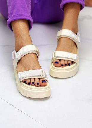 Бежево молочные женские босоножки сандали на липучках на платформе