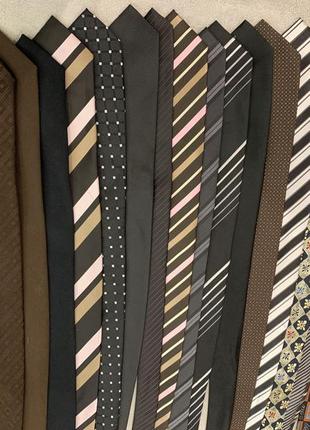 Огромный выбор галстуков разных брендов