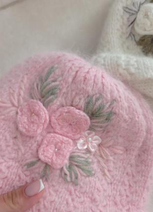 Шерстяна тепла зимова шапка ангора з вишивкою3 фото
