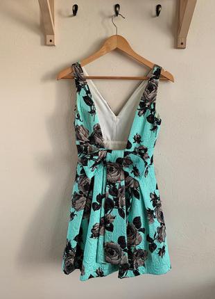 Зеленое платье с открытой спиной и красивым цветочным принтом2 фото