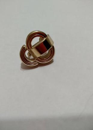 Karel. одиночная клипса в золотом цвете