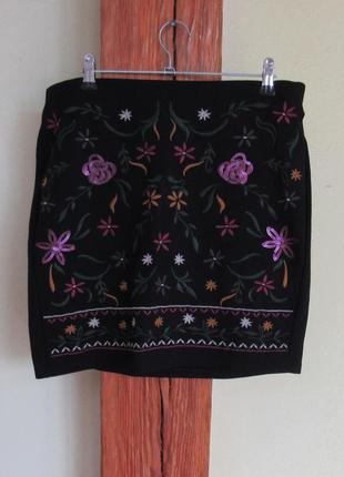Трикотажная вышитая мини юбка
