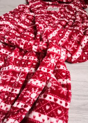Червоний новорічний светр у святковий білий орнамент8 фото