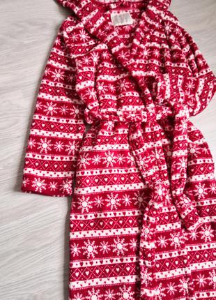 Червоний новорічний светр у святковий білий орнамент3 фото