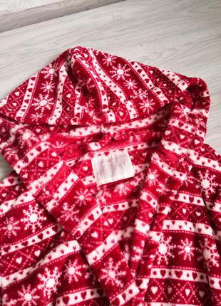 Червоний новорічний светр у святковий білий орнамент6 фото