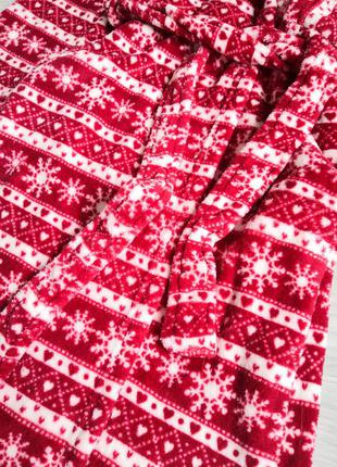 Червоний новорічний светр у святковий білий орнамент5 фото