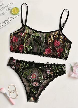 Мереживний комплект білизни з квітковою вишивкою