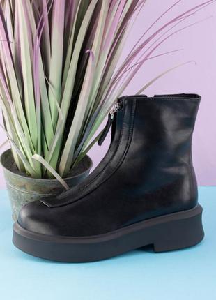 Стильні чорні осінні демі черевики на платформі товстій підошві масивні модні з блискавкою попереду