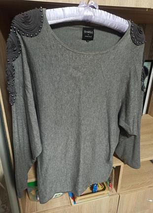 Шикарна кофта з широкими плечима і квітами на рукавах