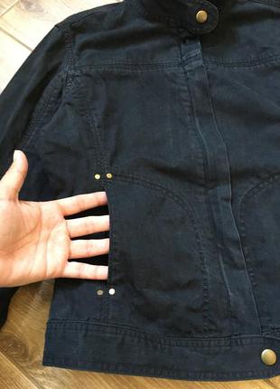 Джинсовая ветровка черня приталеная, накладной карман на рукаве5 фото