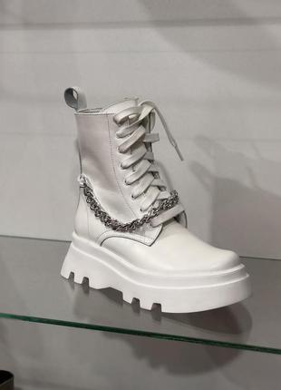 Ботинки берцы  на шнуровке с цепочкой из натуральной белой кожи