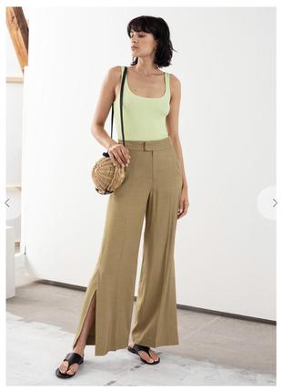 Стильные брюки палаццо с разрезами