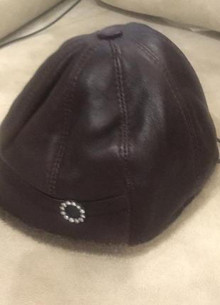 Шкіряна шапочка колір баклажан.2 фото