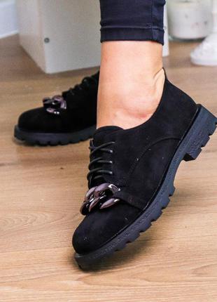 Женские туфли черные замшевые с цепью на шнурках9 фото