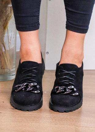 Женские туфли черные замшевые с цепью на шнурках4 фото