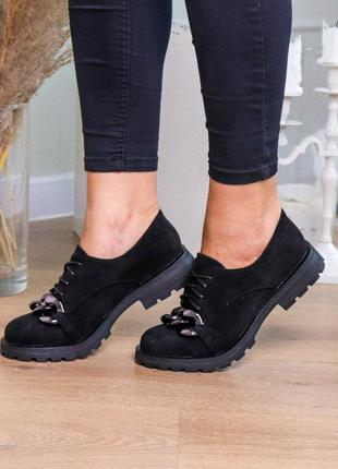 Женские туфли черные замшевые с цепью на шнурках7 фото