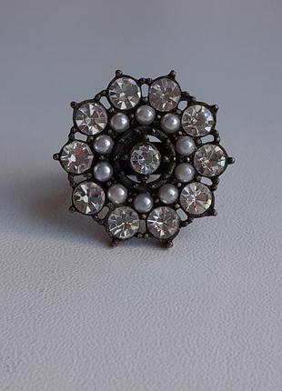 Кольцо с кристаллами и вставками под жемчуг