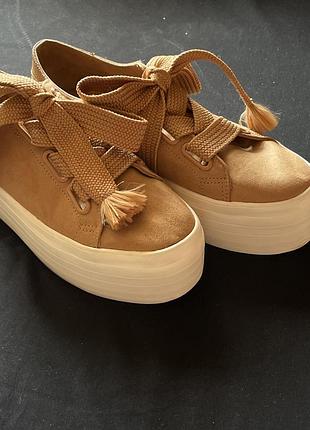 Жіночі кросівки