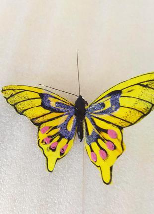 Метелик декоративна на дроті.1 фото