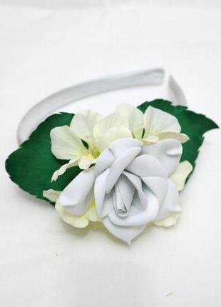 Ошатний білий ободок обруч на голову біла троянда фоамиран гортензії тканина дизайнерський1 фото