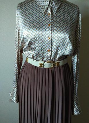 Натуральная блуза бежевого цвета в ромбы с острым воротником2 фото