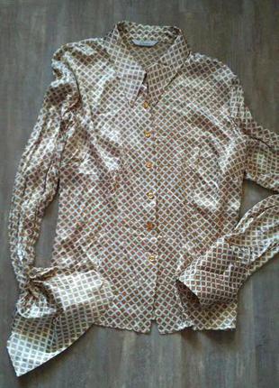 Натуральная блуза бежевого цвета в ромбы с острым воротником4 фото