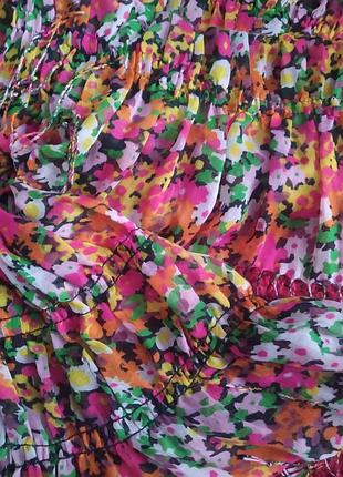 Шарф с цветочным принтом.