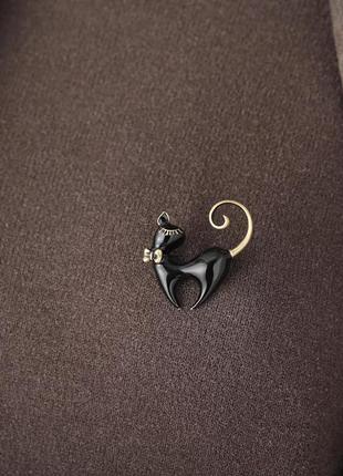 Эмалированная брошь в виде кошки