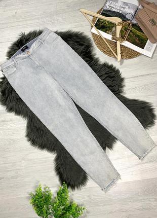 Стрейчевые джинсы с необработанным низом