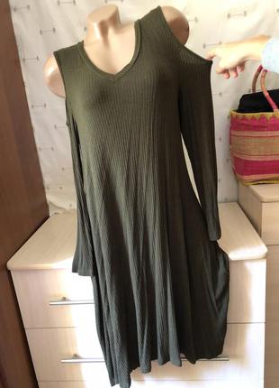 Платье в рубчик миди свободное с длинным рукавом с открытыми плечами