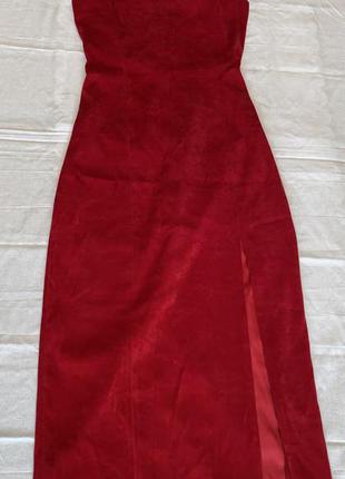 Красное платье с распоркой на ноге