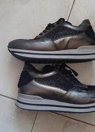 Кроссовки серебристые