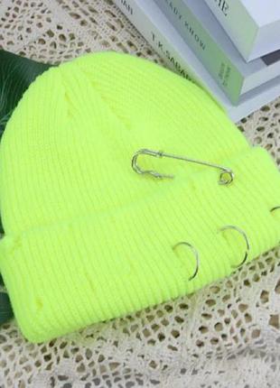 Короткая рваная шапка мини бини с булавкой лимонный1 фото