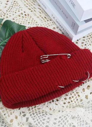 Короткая рваная шапка  мини бини с булавкой красный1 фото