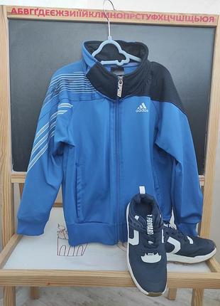 Спортивна кофта на хлопчика 7-8 років.