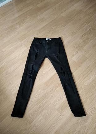 Джинсы с фабричными дырками и потертостями